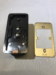 568700