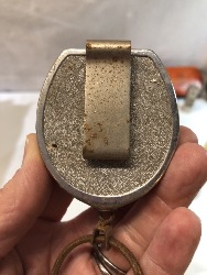 568729