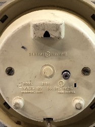 568816