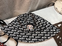 568857
