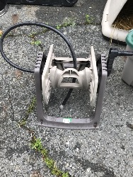 569327