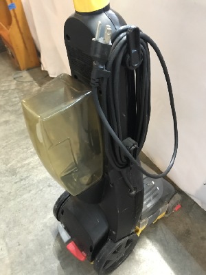 569806