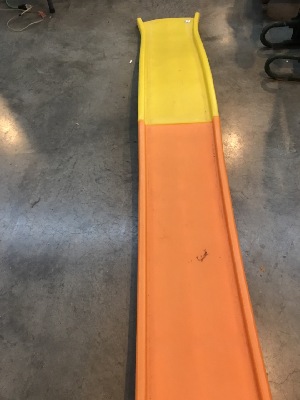 569817