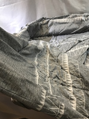 569882