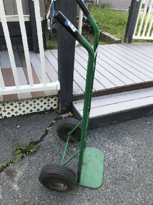 570069