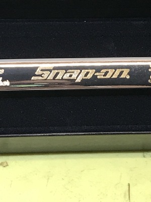 570477