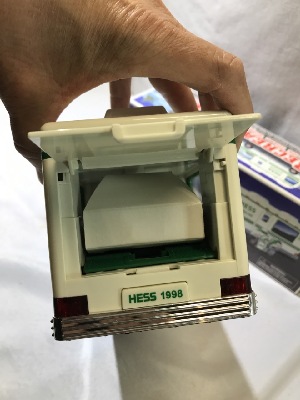 570884