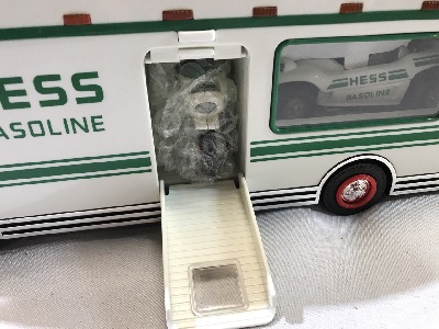 570885