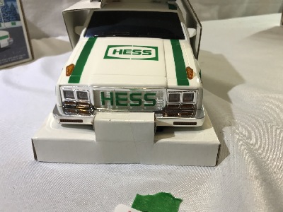570893