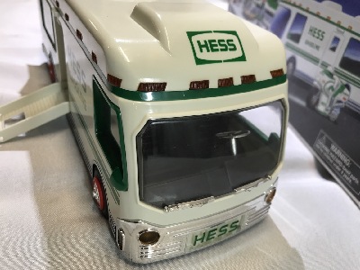 570895