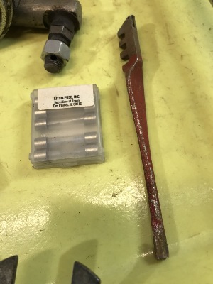 571125