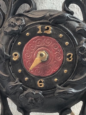571223