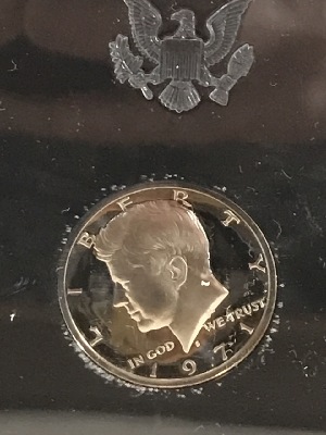 571697