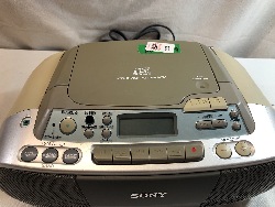 569437