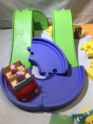 569621