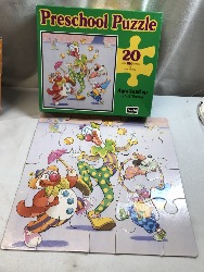569703