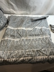 569884
