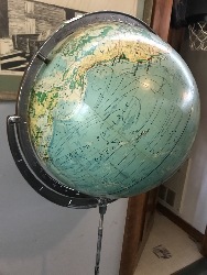 569986