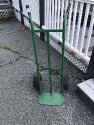 570068