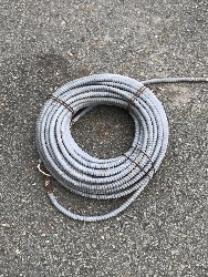 570133