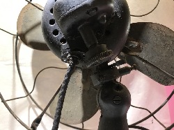 570228