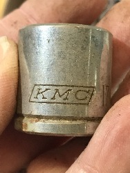 570472