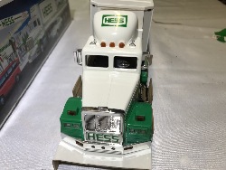 570877