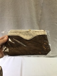 570943