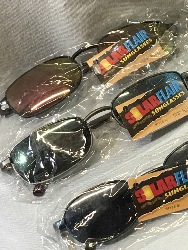 571098