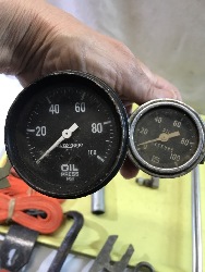 571128