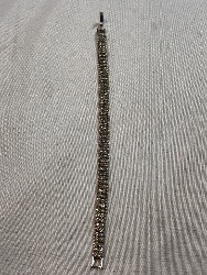 571198