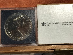 571623