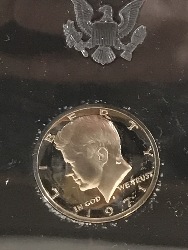 571697