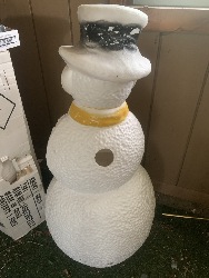 561906