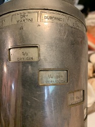 562883